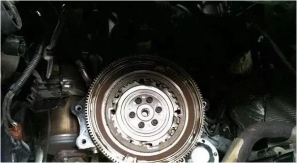 當大家在使用汽車的時候，感覺踩離合器的時候很吃力，即使踩了離合掛擋也會不平順，或者行車無力，發動機轉速上去了而車速起不來等等這些問題，那就是我們常見的離合器問題。