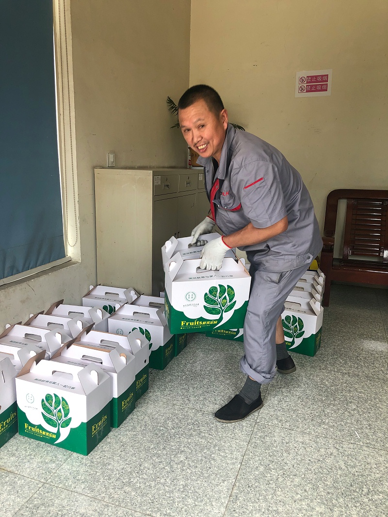 華龍剎車片廠家為員工發(fā)放夏季降溫慰問品