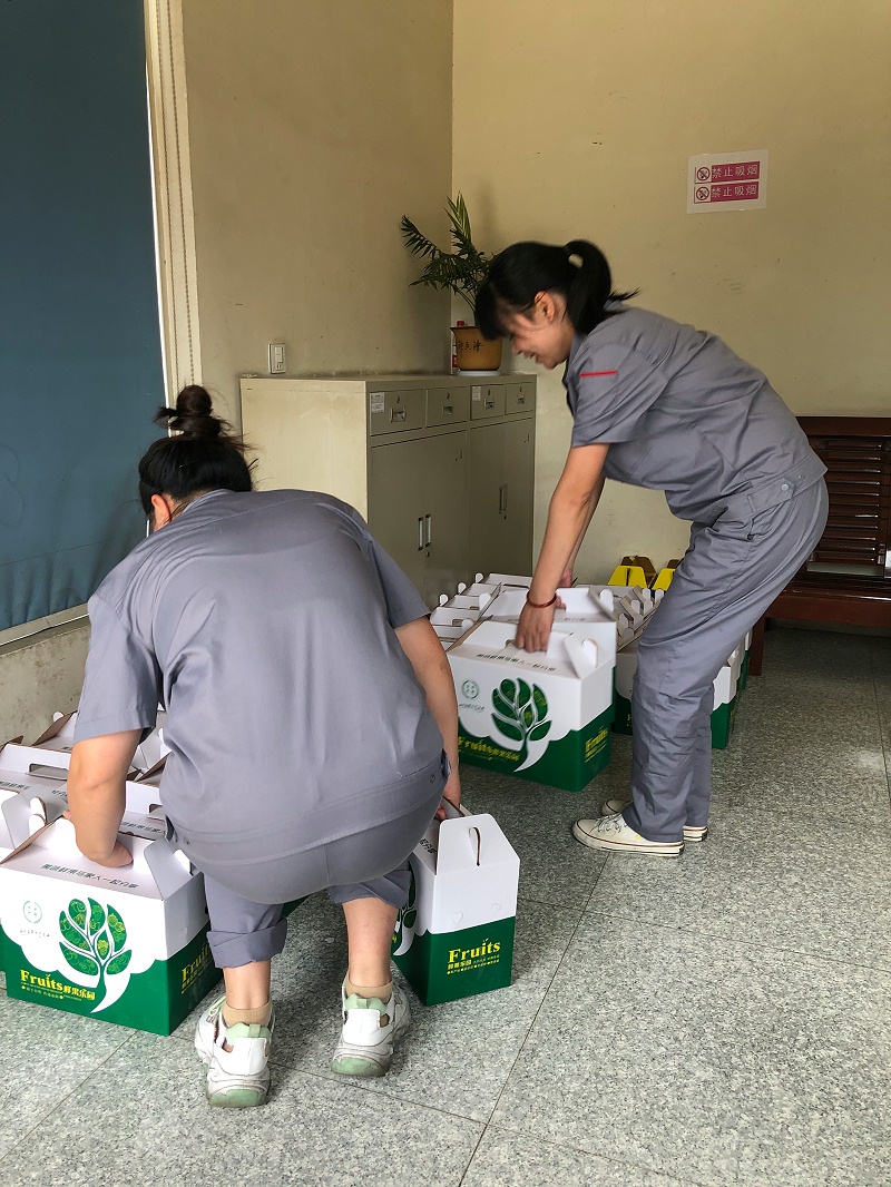 華龍剎車片廠家為員工發(fā)放夏季降溫慰問品